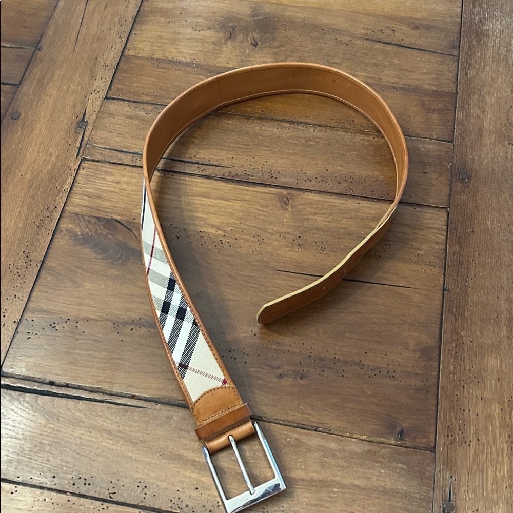Burberry belt size 80
Leather / Solid brass / Canvas